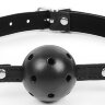 Черный кляп-шарик на регулируемом ремешке с кольцами